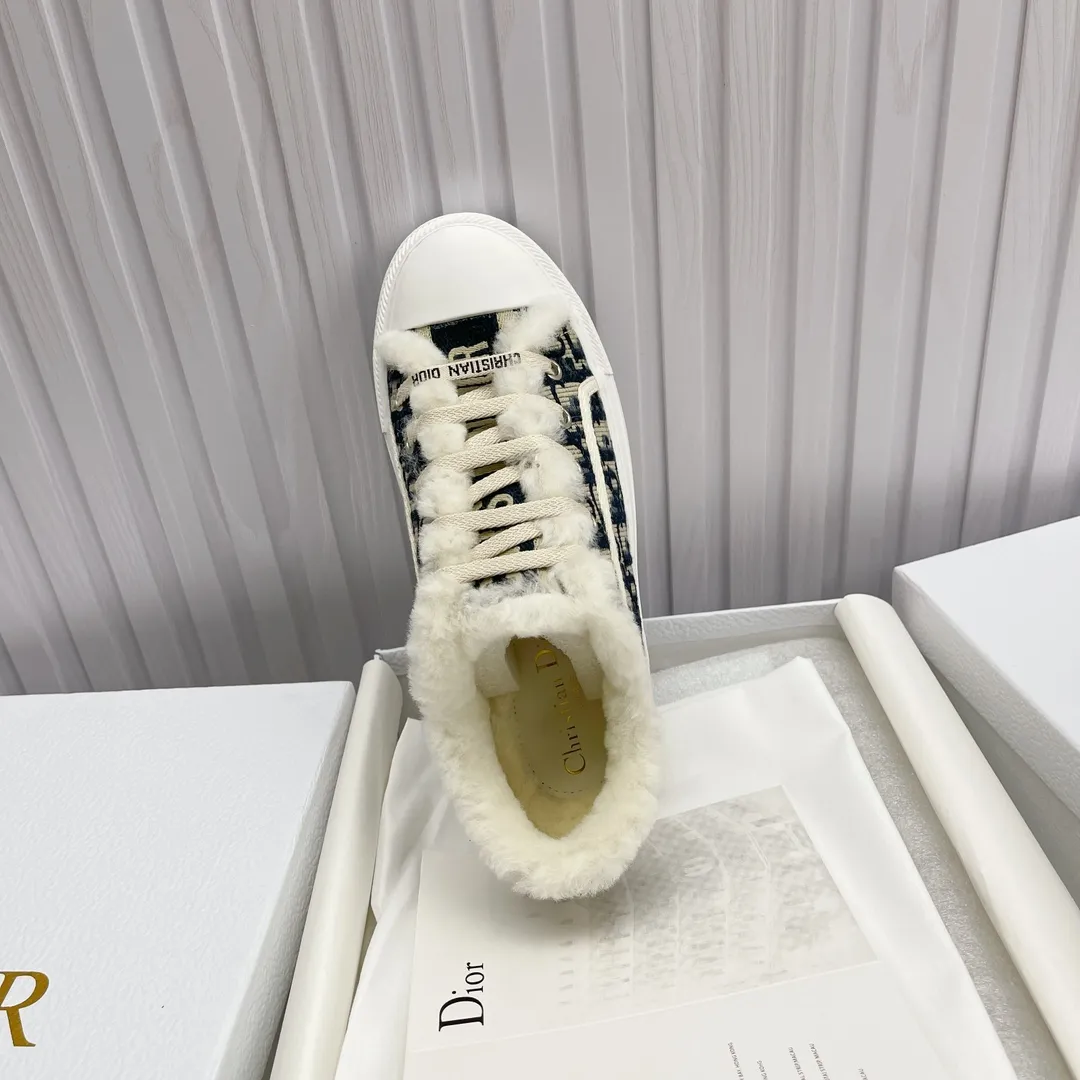 👟👟Ex-factory price 560👟👟 Ready-made high-quality Dior thick-soled sneakers with fully embroidered iconic patterns👟👟 ♦️Top quality in the market🎗Breaking hot item in foreign counters🎗Non-common imitation version in the market🎗🔳The fabric is made of Italian🇮🇹imported fabrics❗️Embroidered upper, original mold injection Logo frosted five-pointed star outsole🔳Inner wool injection molding mold Logo foam feet Code number: 35 to 41. 40 41 custom-made wool